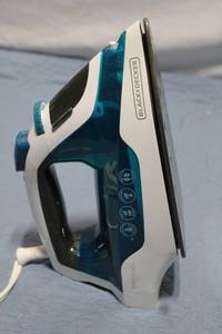 lot 472 image: Used Black & Decker Steam Iron with Adjustable Settings