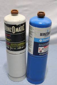 lot 478 image: Pair of Bernzomatic Propane Cylinders - 14.1 oz and 16 oz