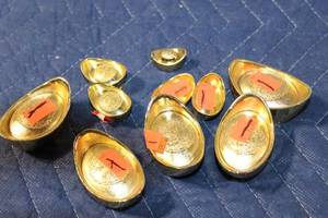 lot 1319 image: Set of 10 Chinese Gold Ingots Decorative Pieces