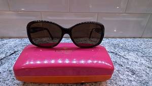 lot 19 image: Kate Spade Annika 100P Oversized Sunglasses with Case