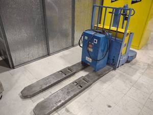 lot 20 image: Clark Powrworker Electric Pallet Ja...