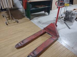 lot 22 image: Magnum 5500 lb. Pallet Jack...