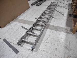 lot 141 image: Werner 28 Aluminum Extension Ladde...