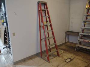 lot 145 image: Louisville 8 Fiberglass Step Ladde...