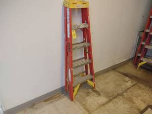 lot 147 image: Werner 5 Fiberglass Step Ladder...