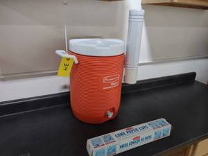 lot 319 image: Rubbermaid Cooler...