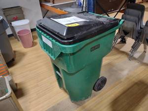 lot 323 image: Husky Poly Cart...