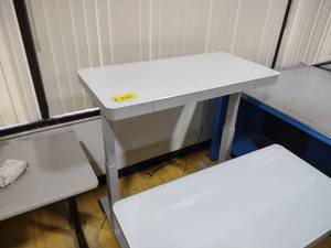 lot 333 image: Tresanti Electric Adjustable Height...