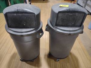 lot 343 image: (2) Rubbermaid Trash Cans, 32 Gallo...