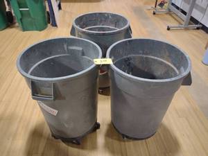 lot 344 image: (3) Rubbermaid Trash Cans, 32 Gallo...
