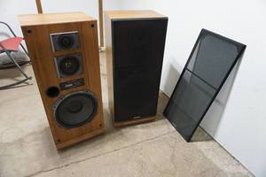 lot 10 image: Sanyo Speakers