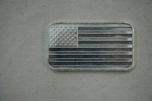 lot 18 image: 1oz .999 fine silver. American flag design