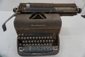 lot 19 image: Antique Remington typewriter 1940s or 1950s