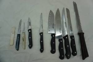 lot 22 image: Knives