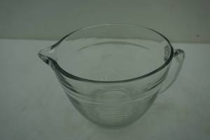 lot 25 image: Pampered Chef 2 quart glass measuring bowl
