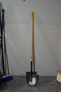 lot 105 image: Yardworks round spade