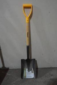 lot 107 image: Yardworks short handled square shovel