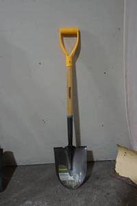 lot 108 image: Yardworks short handled round spade