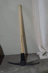 lot 120 image: pick mattock