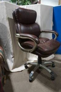 lot 165 image: adjustable leather office chair on wheels