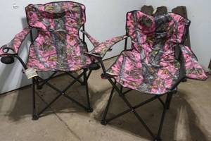 lot 158 image: 2 pink camo folding lawn chairs