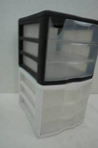 lot 194 image: Sterilite Organizer drawers