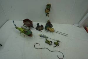 lot 206 image: garden frogs and other garden decor