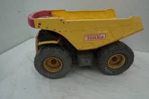 lot 213 image: Tonka Dump Truck