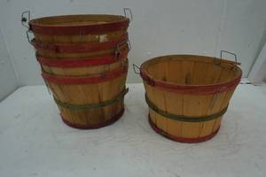 lot 232 image: 5 apple baskets