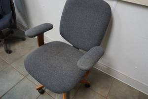 lot 251 image: office chair on wheels