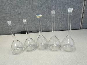 lot 39 image: 5 - Used 500ml Volumetric Flasks