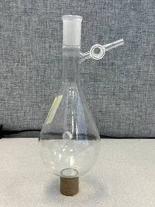 lot 70 image: 500ml Filtering Boiling Flask, Minor Scratch on top, 2440 Joint