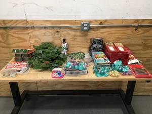 lot 160 image: Lot of Assorted Christmas Decorations