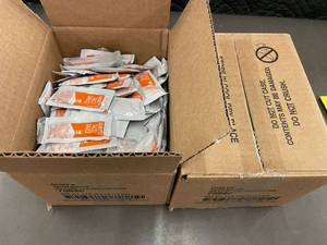 lot 368 image: MN 5 - Caseys Taco Sauce 200 Count 9g Foil Pouches