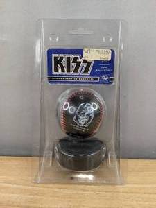lot 64 image: KISS Kommemorative Baseball in Original Packaging