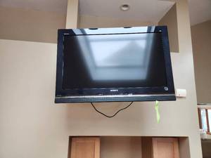 lot 5 image: Sony 32 LCD Digital Color Flatscreen TV with Wall Mount and Remote Control
