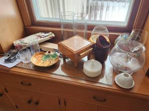 lot 10 image: Home Dcor - Bowls, Glassware, Vases, Misc. Dcor