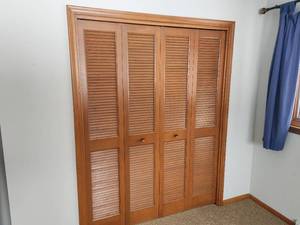 lot 40 image: Lot of (1 Set) Accordian Closet Doors