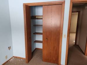lot 44 image: Lot of (1 Set) Accordian Closet Doors