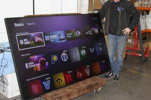 lot 8 image: NEC (Sharp) C861Q Ultra-High Definition 86 UHD Commercial Display Monitor with Remote Control