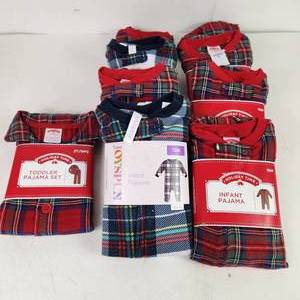 RESELLERS Lot Of Eight Infant Toddlers Christmas Pajamas New
