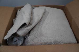 lot 45 image: King Quilt and 2 Pillowcases -Beige