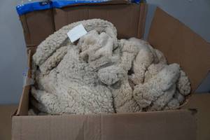 lot 47 image: Oversized Plush Throw Blanket 78x90