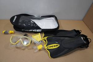 lot 138 image: Cressi Adult Palau Fin Snorkel Set -Fin Size XSS