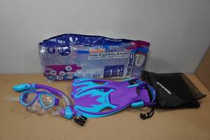 lot 140 image: Cressi Kids Snorkel Set -Fin Size SM