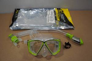 lot 141 image: Cressi Pano 4 Snorkel Set
