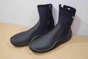 lot 147 image: Cressi Isla 5mm Neoprene Adult Anti-Slip Sole Boots -Size 10