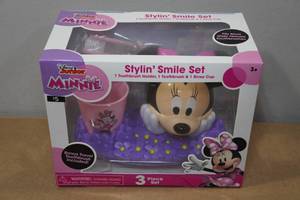 lot 186 image: Disney Minnie Stylin Smile Set