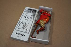 lot 199 image: Vintage Look Tin Litho Climbing Monkey