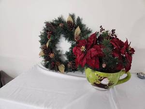 lot 19 image: Christmas Wreath & Poinsettia Set
